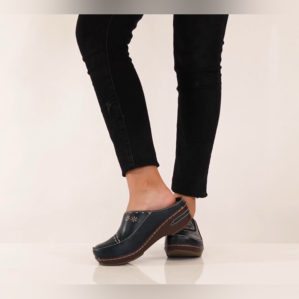 L'Artiste by Spring Step CHINO Clogs